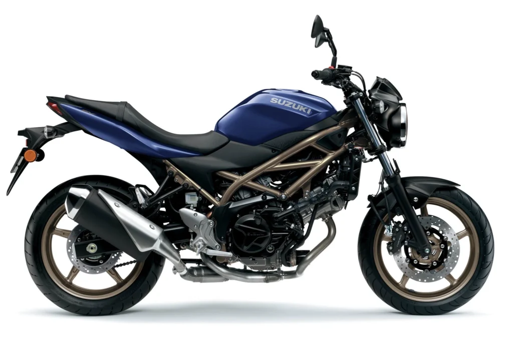 Imagem de uma moto de média cilindrada em uma estrada sinuosa, simbolizando a transição do segmento de 650cc para outras faixas de potência e tecnologia no mercado global.