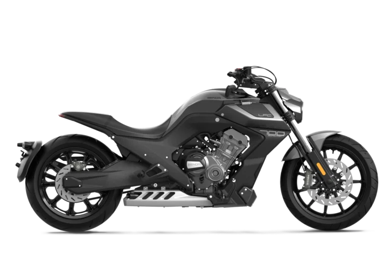 Linha completa de motocicletas Benda, incluindo modelos custom, bobber e cruisers, apresentadas em concessionária em Portugal com destaque para o design moderno.