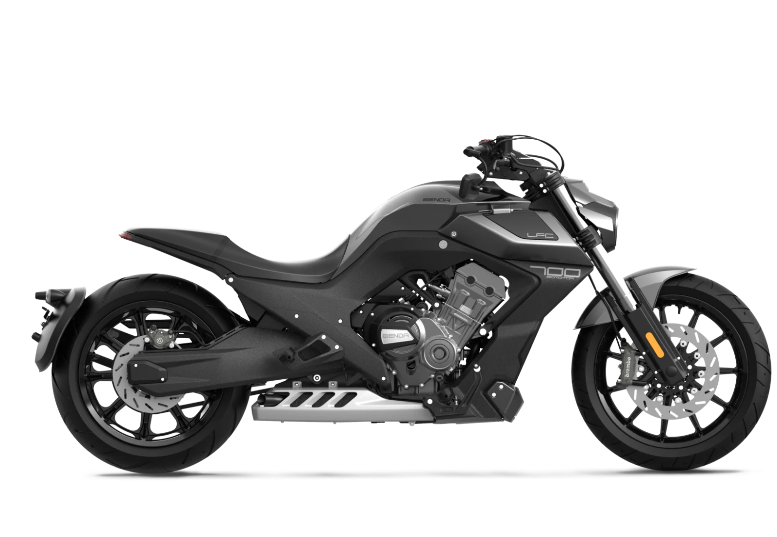 Linha completa de motocicletas Benda, incluindo modelos custom, bobber e cruisers, apresentadas em concessionária em Portugal com destaque para o design moderno.