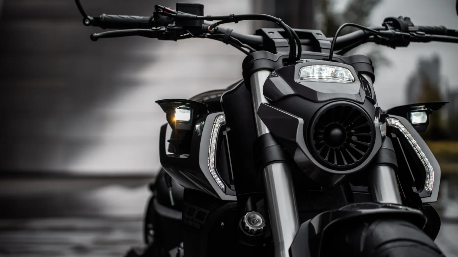 Linha completa de motocicletas Benda, incluindo modelos custom, bobber e cruisers, apresentadas em concessionária em Portugal com destaque para o design moderno.