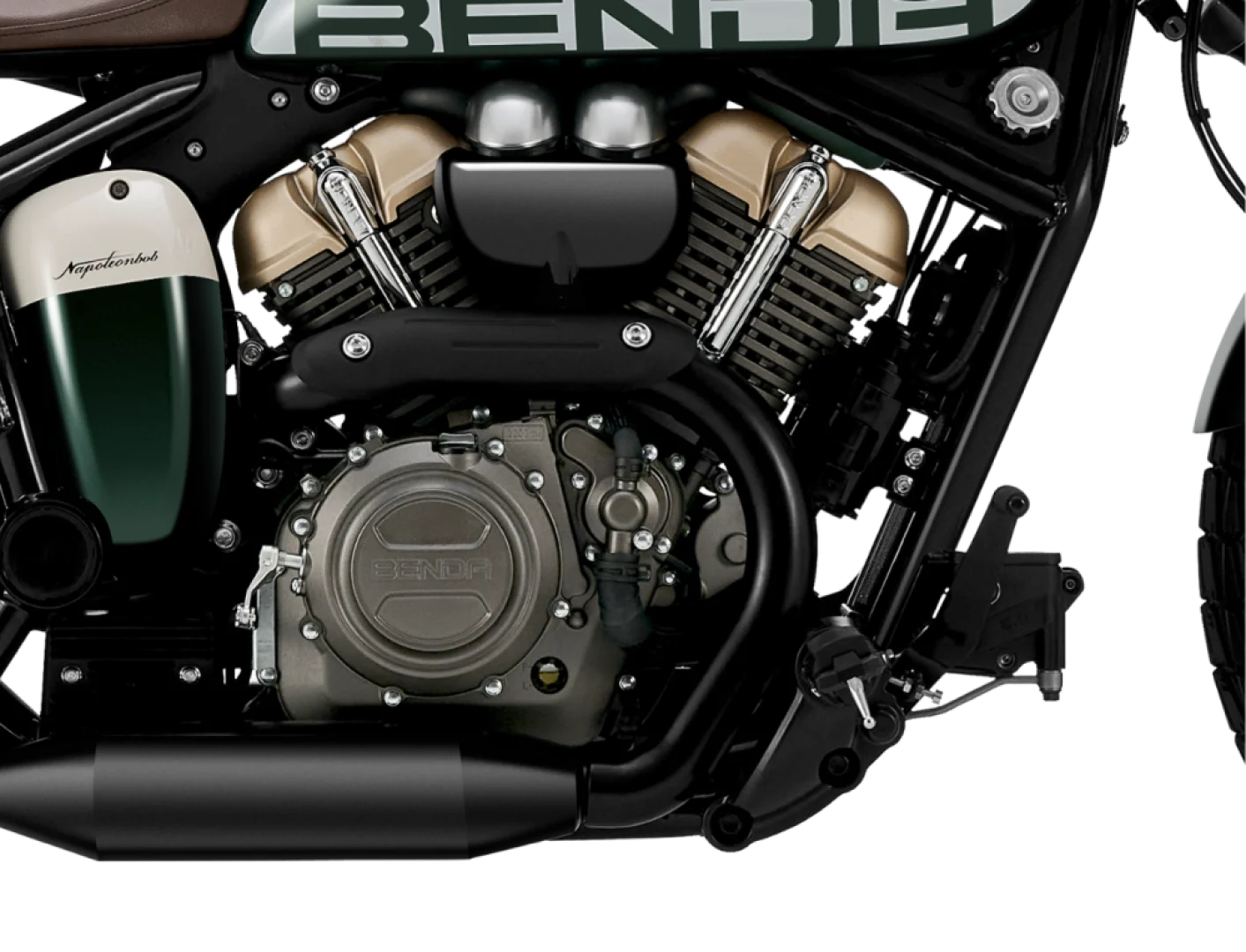 Linha completa de motocicletas Benda, incluindo modelos custom, bobber e cruisers, apresentadas em concessionária em Portugal com destaque para o design moderno.