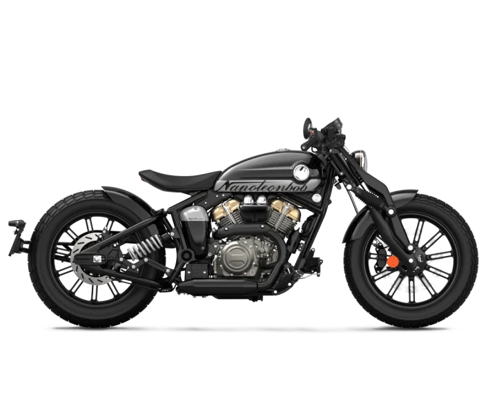 Linha completa de motocicletas Benda, incluindo modelos custom, bobber e cruisers, apresentadas em concessionária em Portugal com destaque para o design moderno.