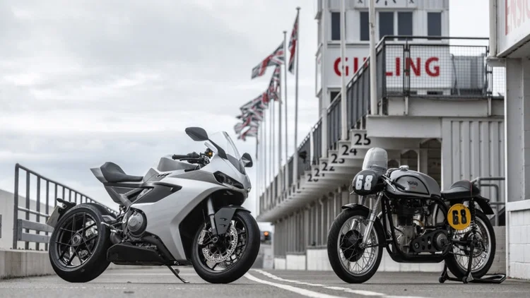 Norton Manx 30M de 1953, uma motocicleta clássica de corrida, em ação no circuito do Goodwood Revival 2026, destacando seu design e performance vintage.