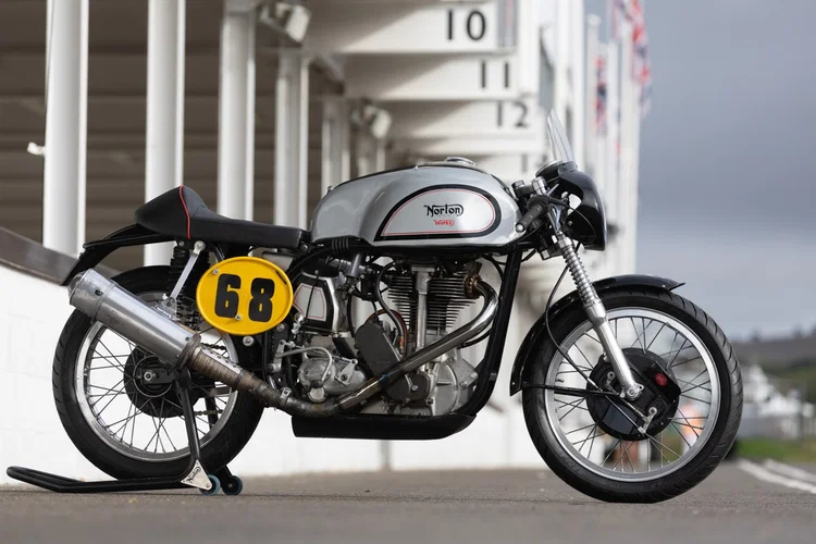 Norton Manx 30M de 1953, uma motocicleta clássica de corrida, em ação no circuito do Goodwood Revival 2026, destacando seu design e performance vintage.