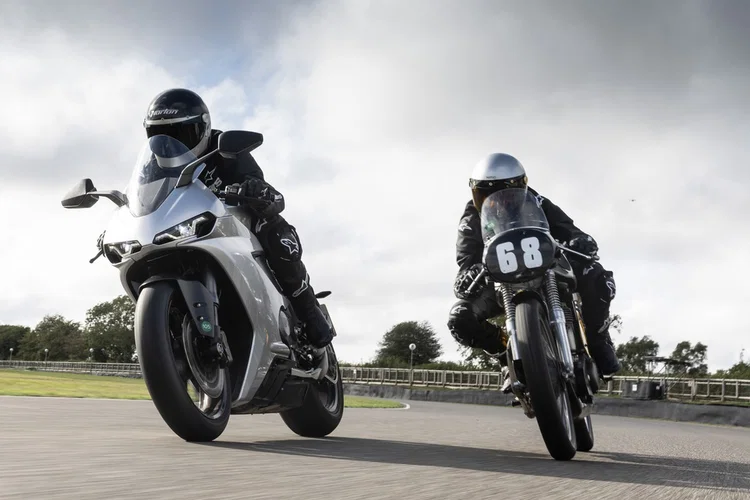 Norton Manx 30M de 1953, uma motocicleta clássica de corrida, em ação no circuito do Goodwood Revival 2026, destacando seu design e performance vintage.