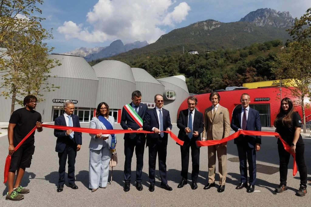 Fachada da nova fábrica Moto Guzzi em Mandello del Lario, com estrutura de vidro e design moderno