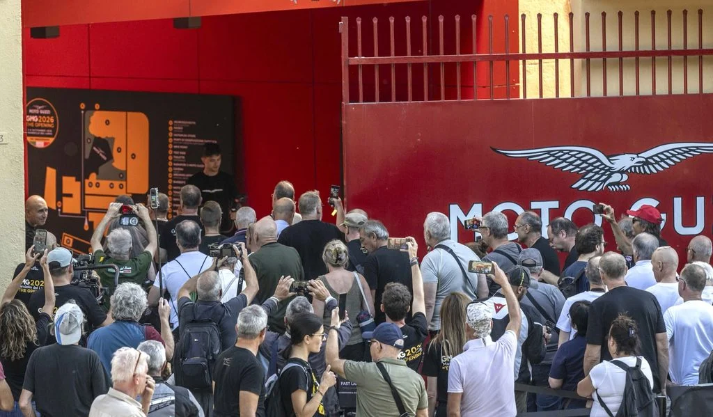 Fachada da nova fábrica Moto Guzzi em Mandello del Lario, com estrutura de vidro e design moderno