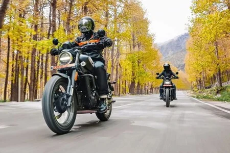 Detalhe da Harley-Davidson SP440 (Sprint) em uma paisagem urbana, destacando seu design moderno e compacto, com farol arredondado e tanque robusto. A imagem ilustra a nova fase da marca com foco em motos mais acessíveis.