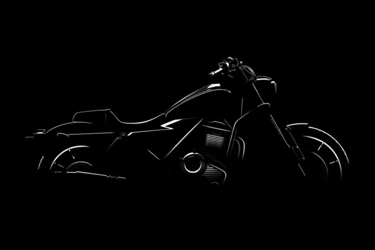 Detalhe da Harley-Davidson SP440 (Sprint) em uma paisagem urbana, destacando seu design moderno e compacto, com farol arredondado e tanque robusto. A imagem ilustra a nova fase da marca com foco em motos mais acessíveis.
