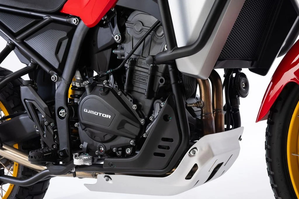 QJ Motor SRT 450RX em destaque, exibindo seu design moderno, suspensões Marzocchi e freios Brembo em um cenário de aventura.