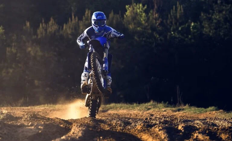 Yamaha YZ250F 2024 em ação em pista de motocross, destacando seu design agressivo e suspensão KYB de alto desempenho.