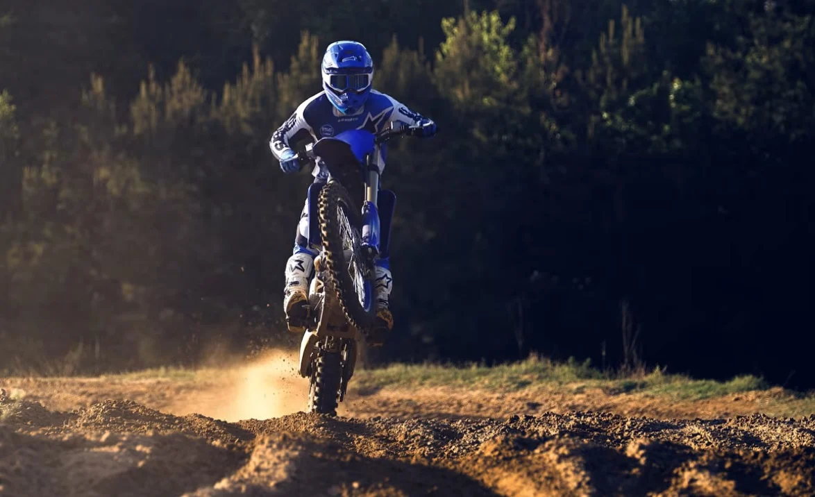 Yamaha YZ250F 2024 em ação em pista de motocross, destacando seu design agressivo e suspensão KYB de alto desempenho.