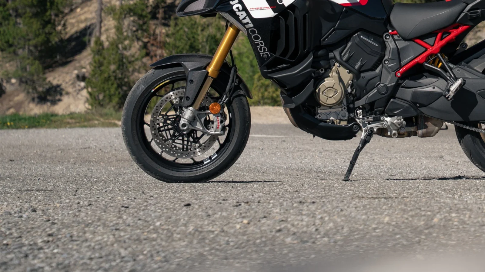 Montagem das dez novas motocicletas lançadas em 2026 por Ducati, Honda, Suzuki e outras marcas