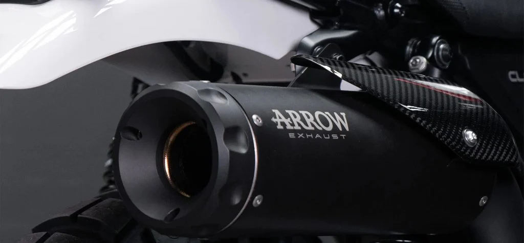 Honda CL500 com escapamento Arrow de fibra de carbono em destaque, realçando seu design scrambler e performance aprimorada em ambiente urbano.