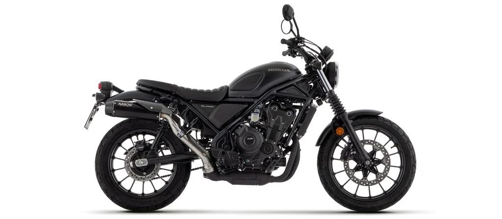 Honda CL500 com escapamento Arrow de fibra de carbono em destaque, realçando seu design scrambler e performance aprimorada em ambiente urbano.