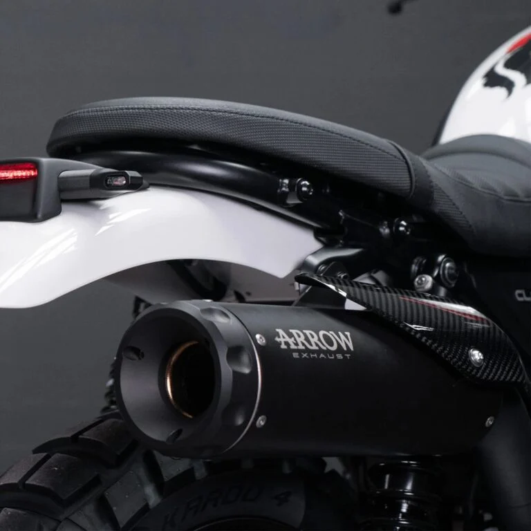 Honda CL500 com escapamento Arrow de fibra de carbono em destaque, realçando seu design scrambler e performance aprimorada em ambiente urbano.