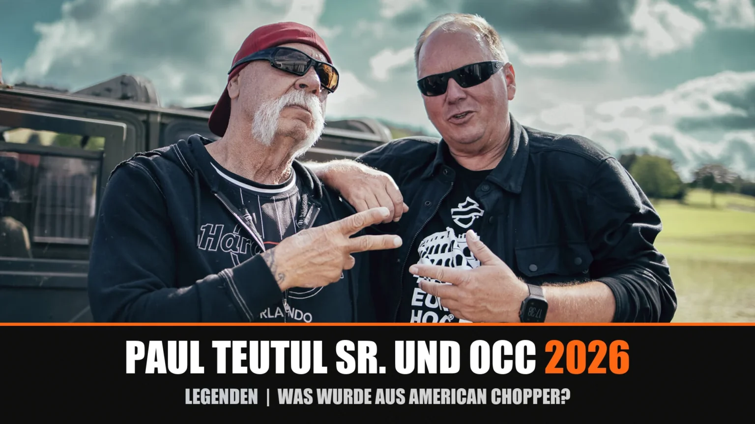 Paul Teutul Sr. ao lado de uma motocicleta customizada da Orange County Choppers em sua oficina, simbolizando o legado da marca na cultura custom.