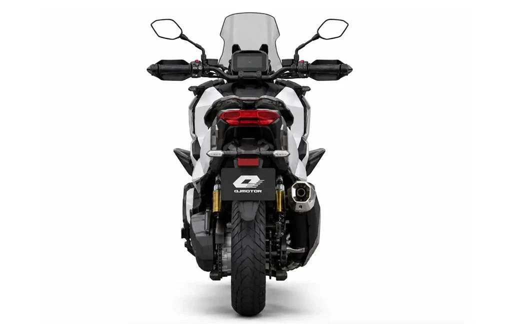 Maxi scooter QJ Motor X-Adventure 900 conceito em um ambiente de aventura, destacando seu design robusto e moderno.