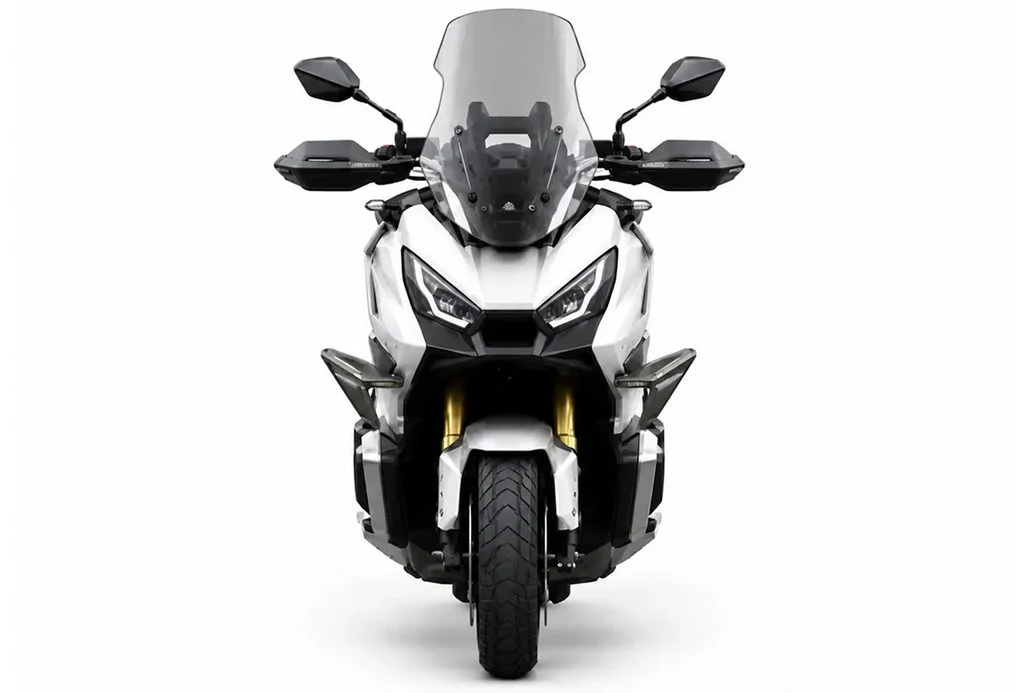 Maxi scooter QJ Motor X-Adventure 900 conceito em um ambiente de aventura, destacando seu design robusto e moderno.