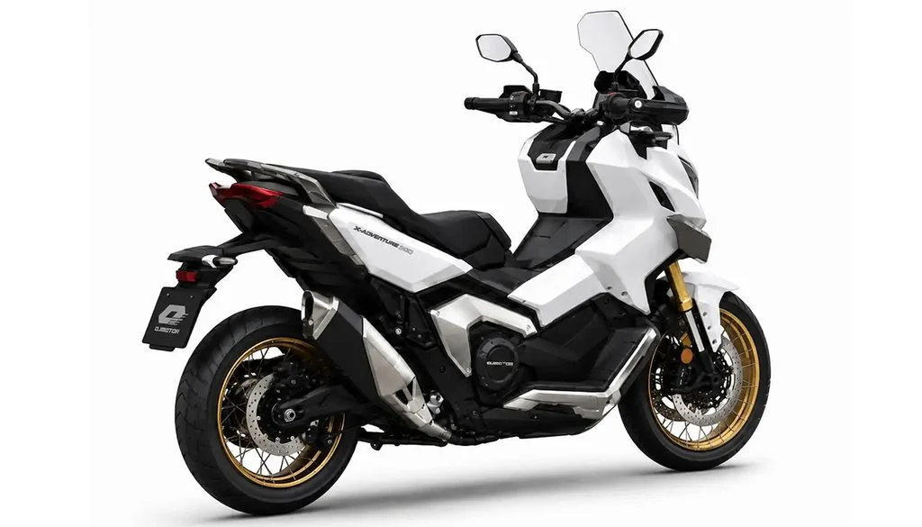 Maxi scooter QJ Motor X-Adventure 900 conceito em um ambiente de aventura, destacando seu design robusto e moderno.