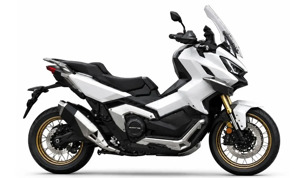 Maxi scooter QJ Motor X-Adventure 900 conceito em um ambiente de aventura, destacando seu design robusto e moderno.