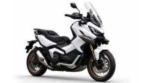 Maxi scooter QJ Motor X-Adventure 900 conceito em um ambiente de aventura, destacando seu design robusto e moderno.