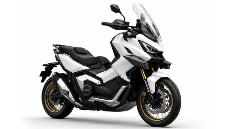 Maxi scooter QJ Motor X-Adventure 900 conceito em um ambiente de aventura, destacando seu design robusto e moderno.