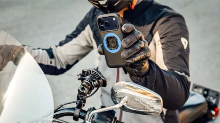Suporte de celular Quad Lock Handlebar Mount Pro Adjustable, fixado no guidão de uma motocicleta, mostrando a flexibilidade de ajuste e o design robusto em alumínio usinado.