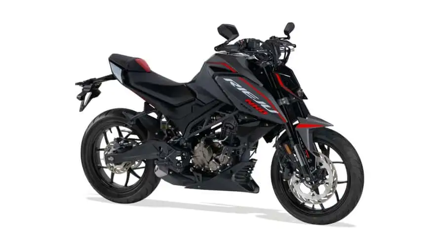 Rieju NKD 125 estacionada, destacando seu design moderno e semelhanças com a KTM 125 Duke, em um ambiente urbano.
