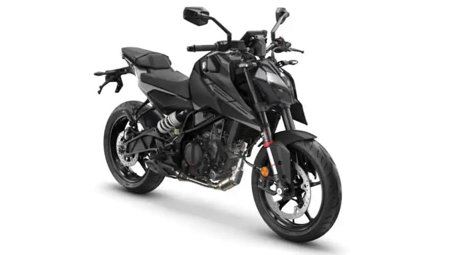 Rieju NKD 125 estacionada, destacando seu design moderno e semelhanças com a KTM 125 Duke, em um ambiente urbano.