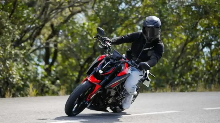 Rieju NKD 125 estacionada, destacando seu design moderno e semelhanças com a KTM 125 Duke, em um ambiente urbano.