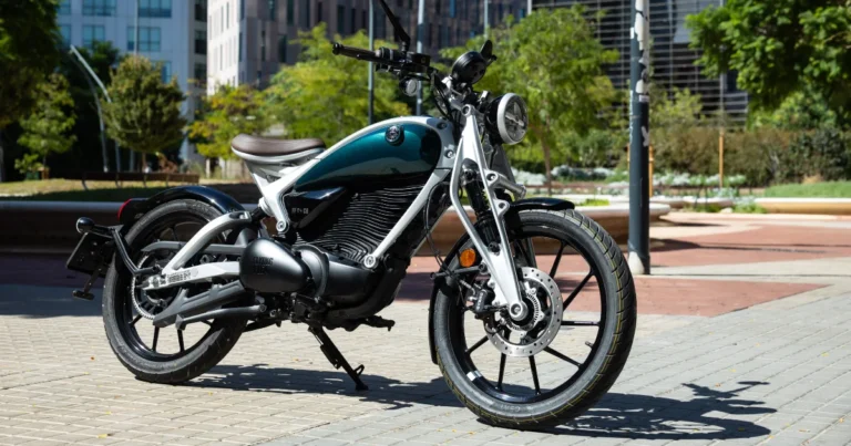 Royal Enfield Flying Flea C6, motocicleta elétrica de conceito com design retrô e detalhes modernos, em ambiente urbano.