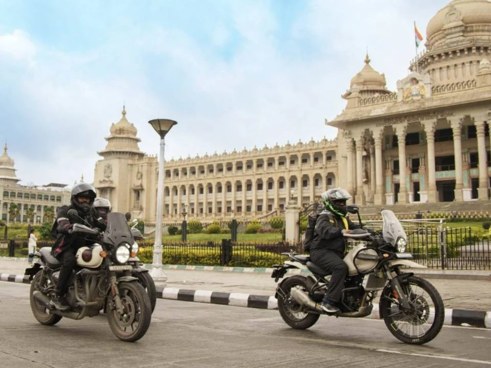 Motociclistas Royal Enfield se preparando para a largada do One Ride 2026 em uma rua ensolarada, com diversas motos alinhadas.