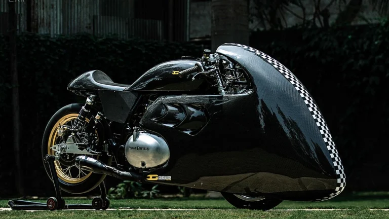 Sete motocicletas Royal Enfield customizadas, incluindo bobbers, drag bikes e scramblers, destacando a criatividade e engenharia global na personalização de modelos como Interceptor 650, Continental GT 650 e Classic 500.