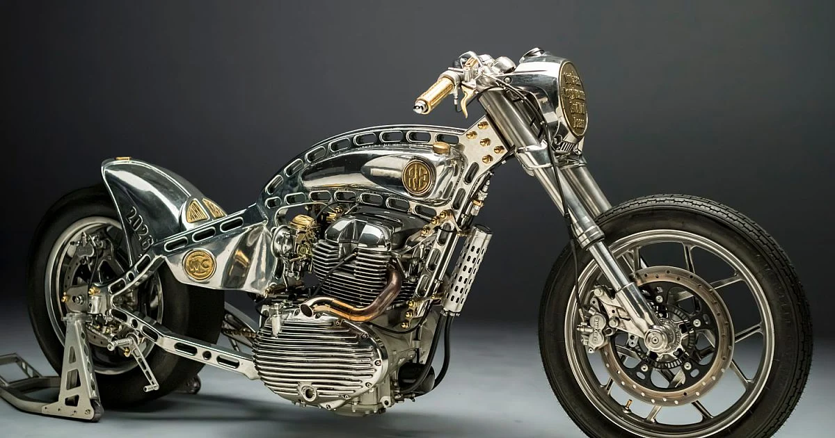 A Royal Enfield Shotgun 650 customizada Shilpa em close-up, uma motocicleta drag racing com chassi hardtail em alumínio e motor 865cc, destacando seu design agressivo e rodas alargadas.