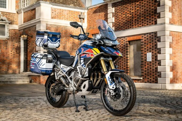 Sam Sunderland posando com sua motocicleta Triumph Tiger 1200 Rally Explorer, preparada para a tentativa de recorde mundial de volta ao mundo.