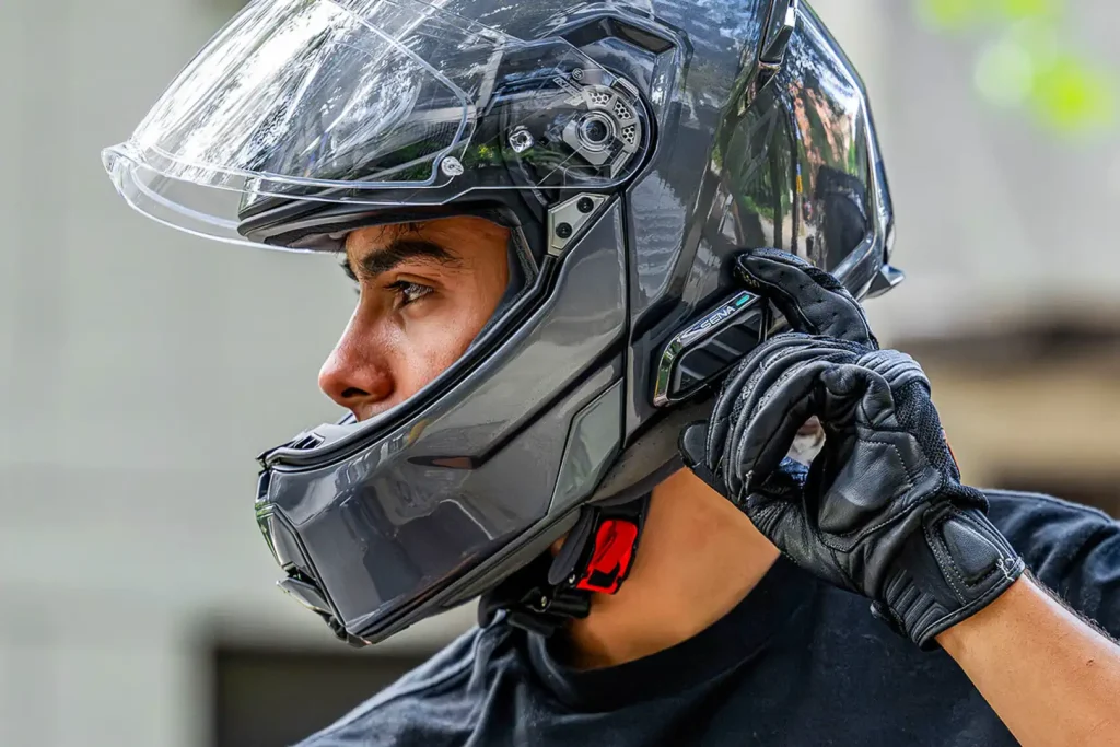 Sena Spider X Slim em detalhe, mostrando o design fino e a malha de proteção com bateria externa ao lado