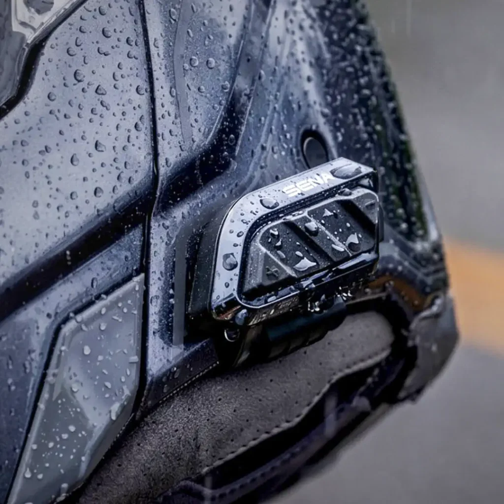 Sena Spider X Slim em detalhe, mostrando o design fino e a malha de proteção com bateria externa ao lado