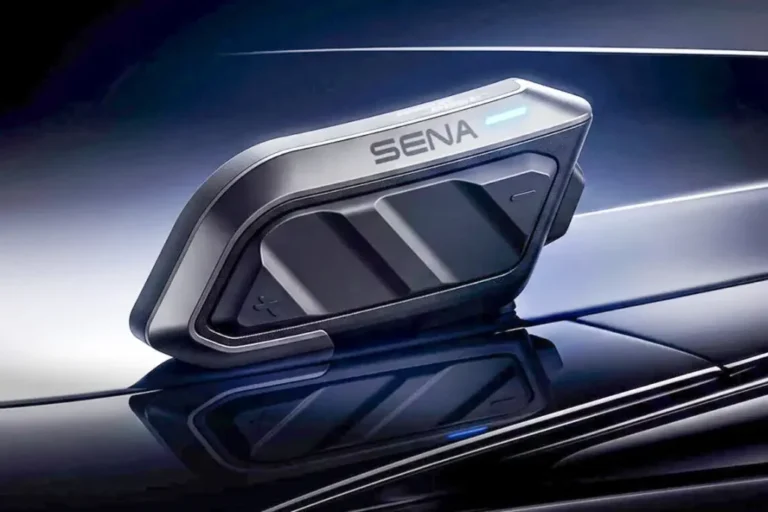 Sena Spider X Slim em detalhe, mostrando o design fino e a malha de proteção com bateria externa ao lado