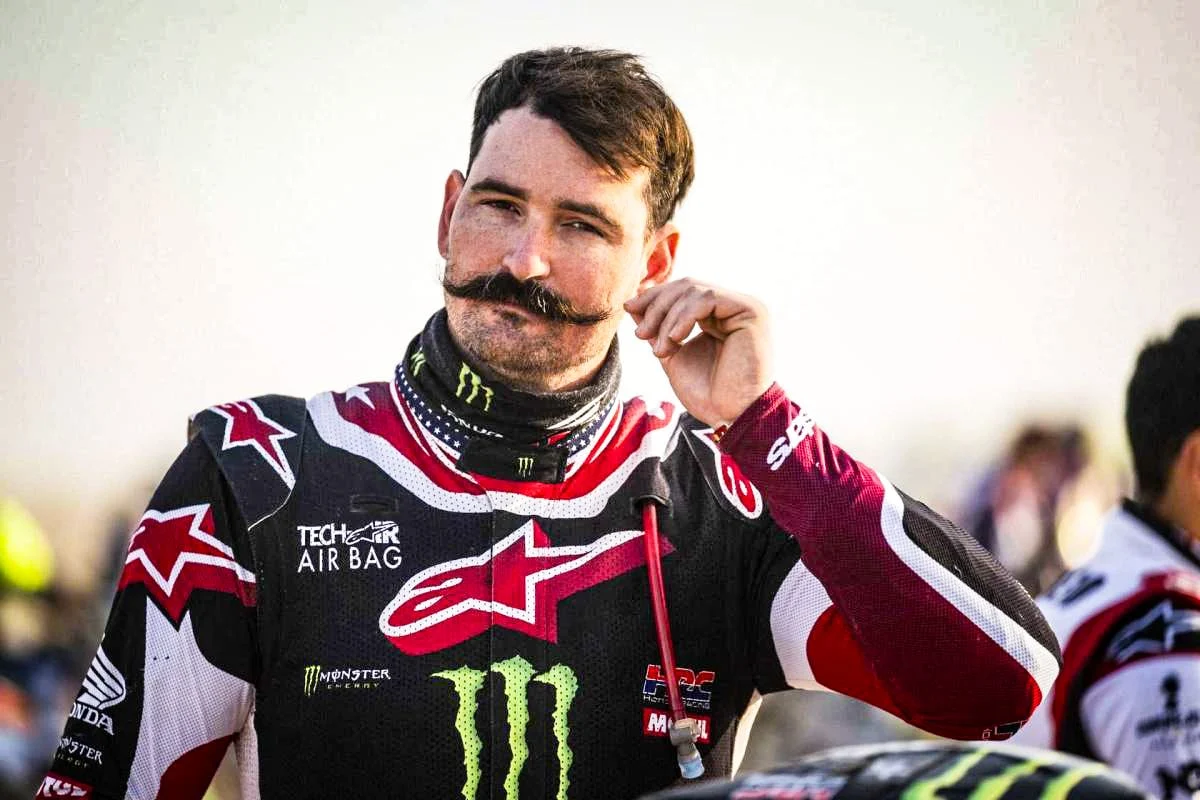 Skyler Howes pilotando a ZXMoto 450 Rally em alta velocidade no deserto, com equipamento de navegação e poeira levantando, em uma cena dinâmica de rally-raid.