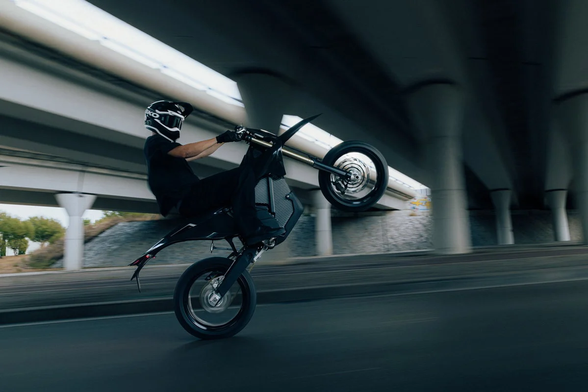 Stark Varg SM Sköll supermoto elétrica de alto desempenho, vista lateralmente em acabamento totalmente preto com detalhes dourados.