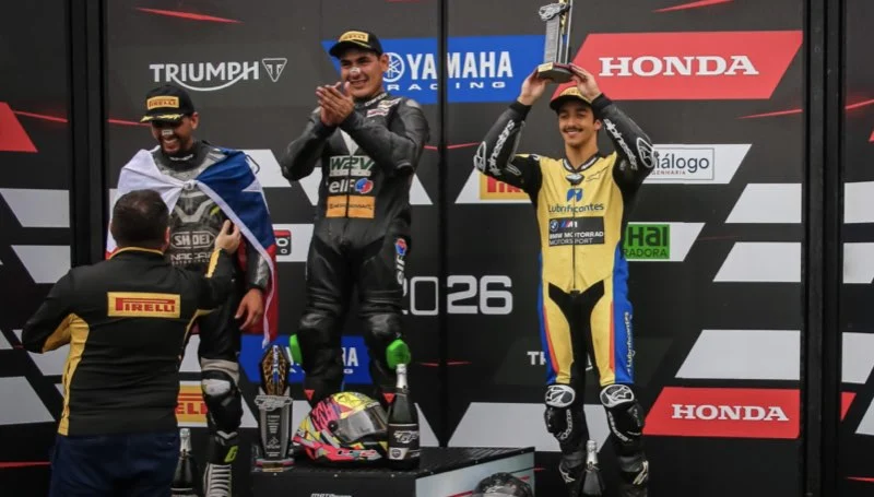 Theo Manna pilotando sua moto de corrida da equipe Ipiranga Lubrificantes Racing em uma pista molhada durante a MOTO1000GP em Santa Cruz do Sul.