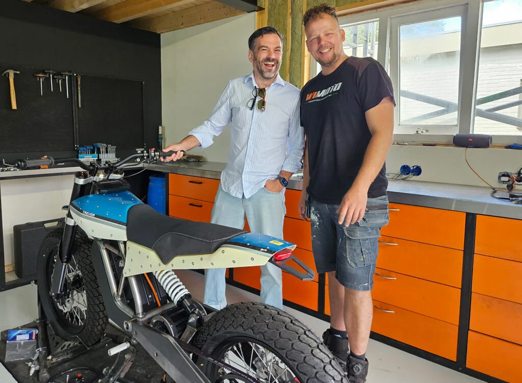 Detalhes da Trevor DTRe Vince, uma motocicleta elétrica com design moderno e componentes de alta qualidade, pronta para uso urbano e trilhas leves.