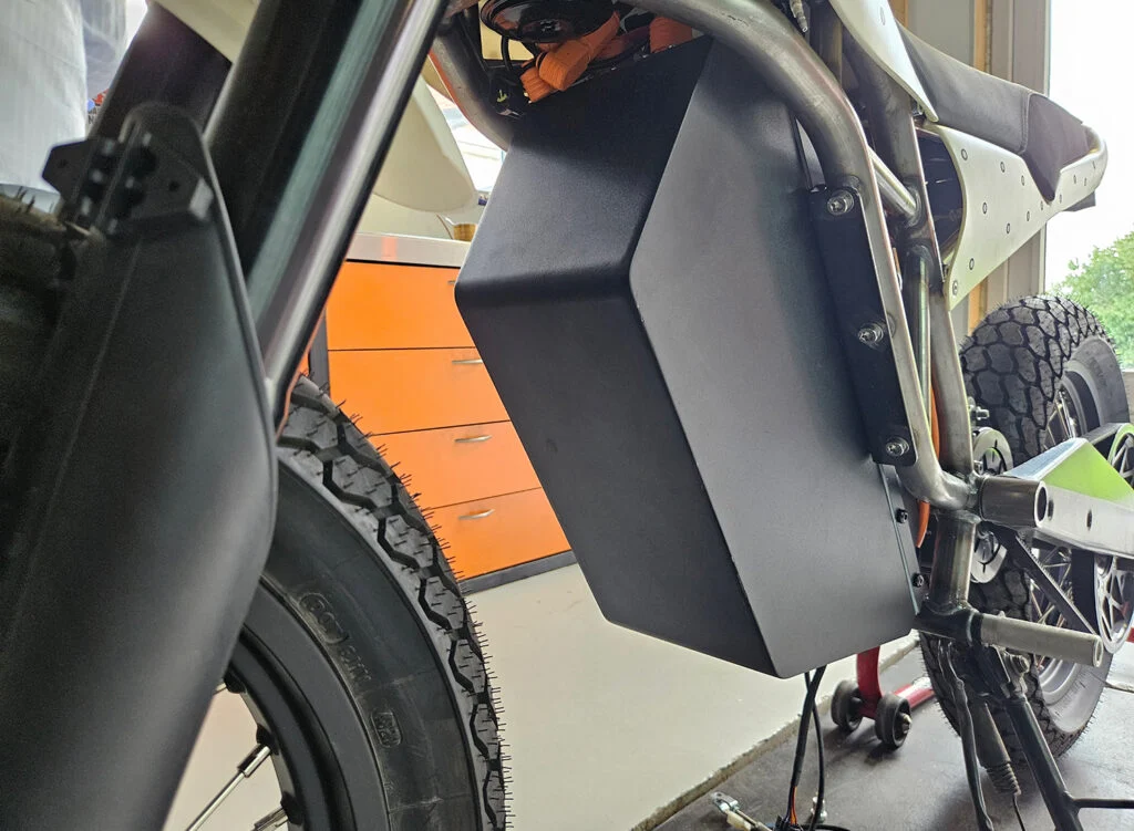 Detalhes da Trevor DTRe Vince, uma motocicleta elétrica com design moderno e componentes de alta qualidade, pronta para uso urbano e trilhas leves.