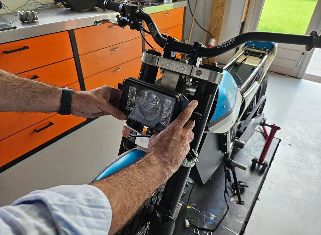 Detalhes da Trevor DTRe Vince, uma motocicleta elétrica com design moderno e componentes de alta qualidade, pronta para uso urbano e trilhas leves.