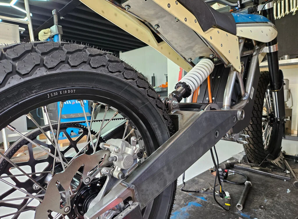 Detalhes da Trevor DTRe Vince, uma motocicleta elétrica com design moderno e componentes de alta qualidade, pronta para uso urbano e trilhas leves.