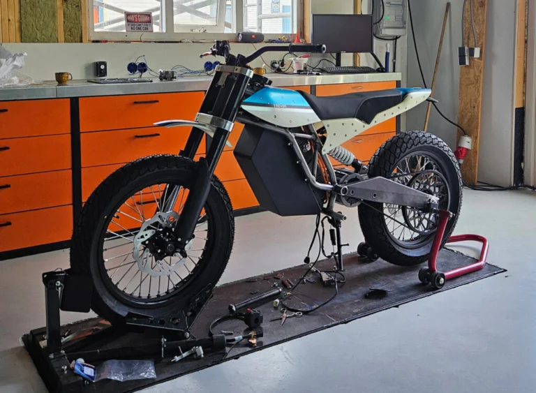 Detalhes da Trevor DTRe Vince, uma motocicleta elétrica com design moderno e componentes de alta qualidade, pronta para uso urbano e trilhas leves.