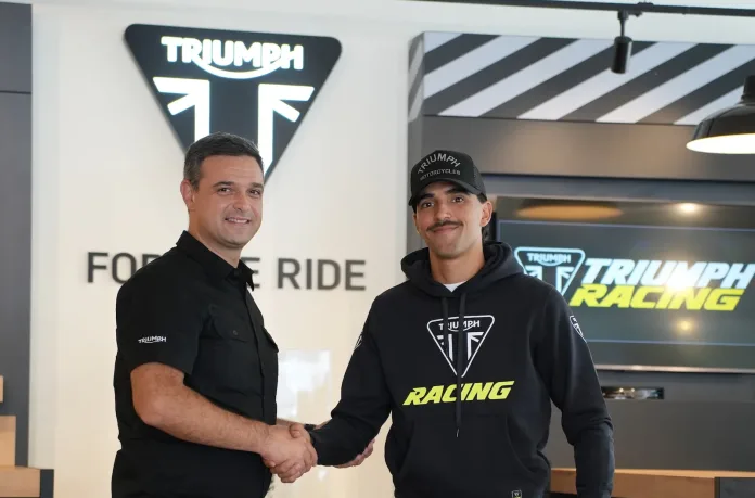 Renato Silva, campeão de Enduro, posa ao lado da nova Triumph TF 250-E em ambiente off-road, marcando a entrada da marca britânica no Enduro nacional.