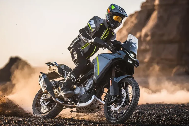 Royal Enfield Himalayan 450 e CFMOTO Ibex 450 lado a lado, representando a disputa no segmento de motos aventureiras médias no Brasil.