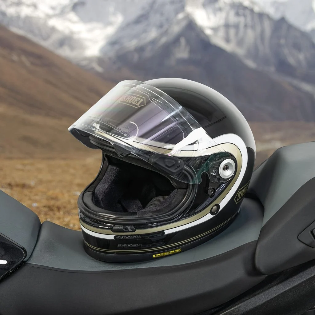 Viseira eletrocrômica Loboo HL08 em um capacete de motocicleta, mostrando a tecnologia que se adapta automaticamente à luz ambiente, garantindo visão clara.